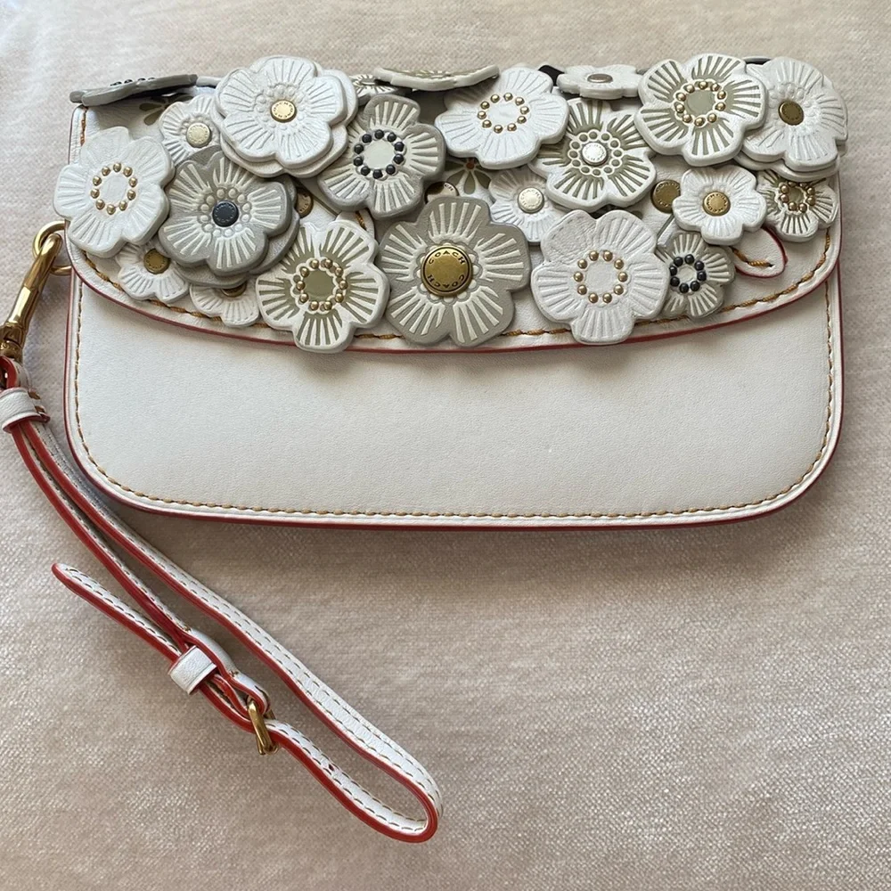 COACH 1941 Tea Rose Clutch CHALK
Wristlet Wallet - Picture 2 of 16